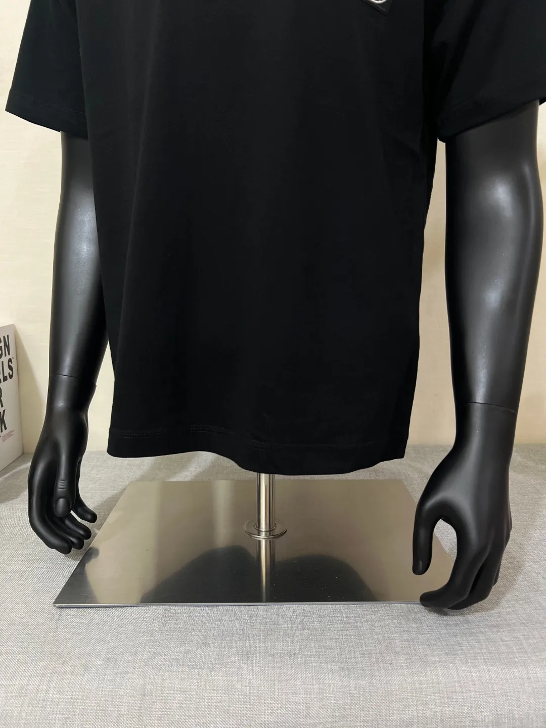P140 STONE ISLAND top version, differentiated currency, 2025ss official website synchronization, embroidered small label LOGO short-sleeved T-shirt, 64 counts, high density 240g double yarn pure cotton, imported machine embroidered small label, embroidered letters are clean and neat, supports NFC scanning code to enter GW, YB ready-to-wear fabric collar hemming, shoulder bone and tight thread It will not deform after being worn for a long time. It has been washed with high temperature for 4 times. It does not fade, shrink or pill. It is comfortable and stretchable. It is a must-have wardrobe item. Same style for men and women. Five colors: lilac gray, dark gray, white, black, copper brown. Size: XS-L. Maximum L can wear 200 pounds.